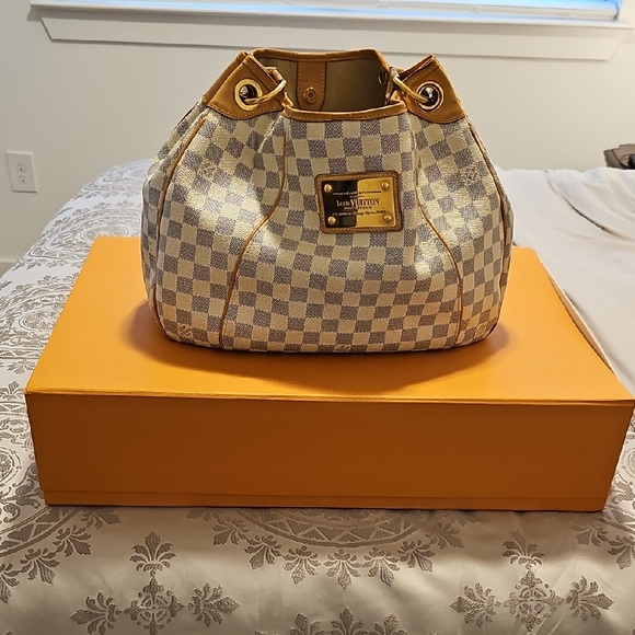 Louis Vuitton Damier Azur GM Shoulder Bag in Cream and Tan - Picture 1 of 13